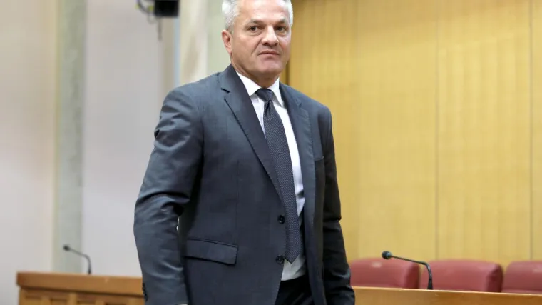 Milas tvrdi da je tamo predavanje o povijesti hrvatskog jezika shvaćeno kao veličanje NDH