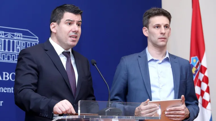 Nakon bivšeg ministra, odlazi još dvoje članova užeg vodstva stranke, a i Strenja Linić odlazi iz politike