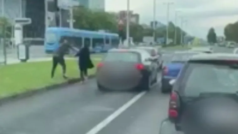 Pomahnitali vozači mlatili se šakama kod semafora, žene ih pokušale zaustaviti