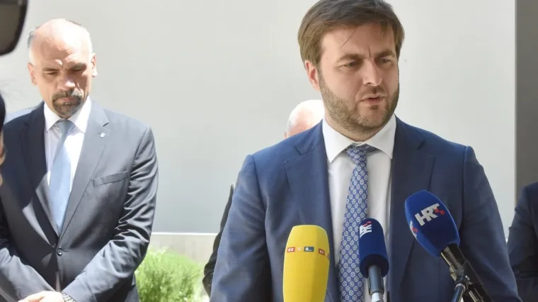 Ministar Ćorić priznao da zna što novinari pišu u internoj grupi: 'Očito je da prate komunikaciju'; Oglasio se i premijer