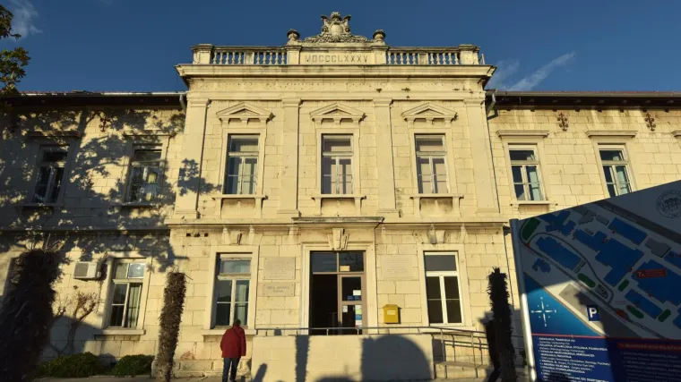 Indirektno je povezan sa svadbom; otkazane su sve nehitne operacije