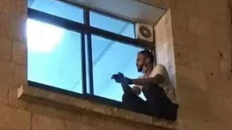 Svaku večer sjedio je na prozoru bolnice kako bi bio uz svoju majku koja je umirala od Covida-19