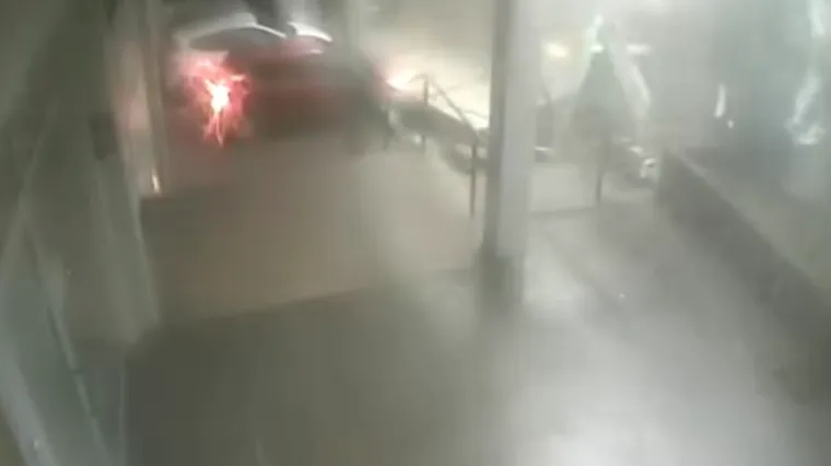 Vozač za dlaku izbjegao krov koji je srušio olujni vjetar, mogao je poginuti
