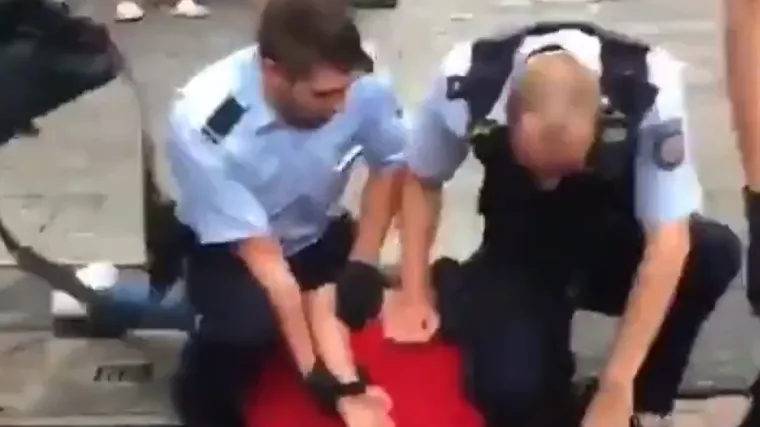 VIDEO Uznemirujuća snimka kruži društvenim mrežama: Policajac koljenom maloljetniku pritišće vrat