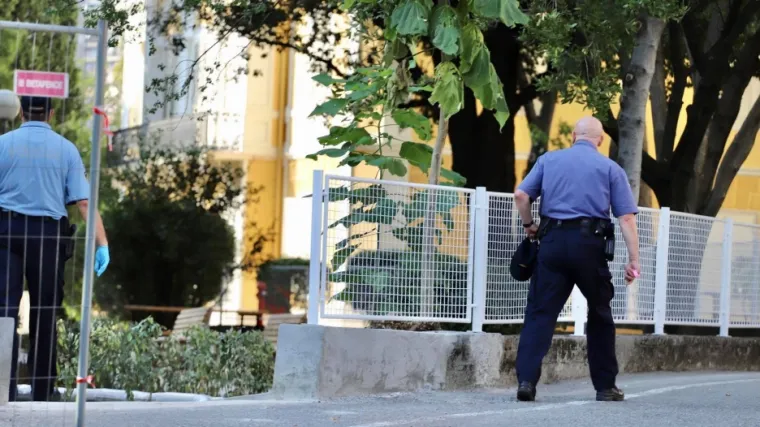 Zaraženi migrant još nije pronađen: Policajci su ga čuvali, ali nisu mogli biti uz njega zbog epidemioloških mjera