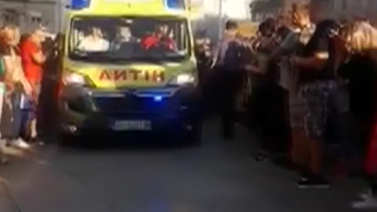 Pojavila se nova snimka s prosvjeda: Ljudi su se razmaknuli da prođe vozilo Hitne pomoći