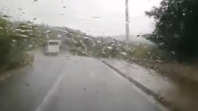 Jako nevrijeme obrušilo se na jug zemlje, za dijelove Hrvatske izdali meteoalarm