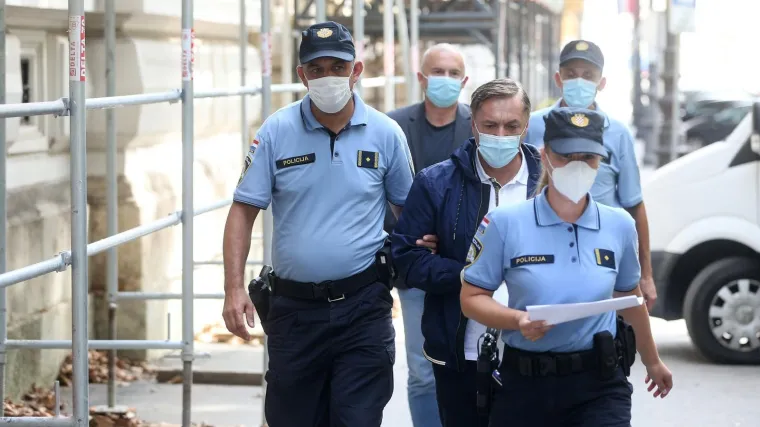Izgleda da je prokazao gradonačelnika Velike Gorice, Krešu Peteka i dvije suosumnjičenice