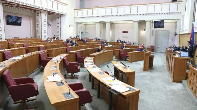 Oporba je bila ujedinjena nakon što je od njihovih tristotinjak amandmana prihvaćeno samo pet