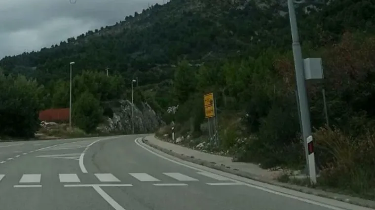 Što to visi iznad ceste u Živogošću? 'Divlji zapad je za nas ništa'
