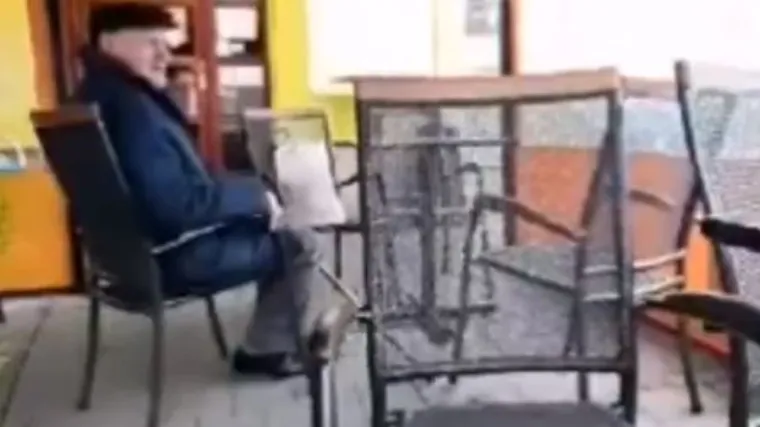 Deda sjeo na terasu kafića, a kad su mu rekli da ne radi... Njegova reakcija je sve