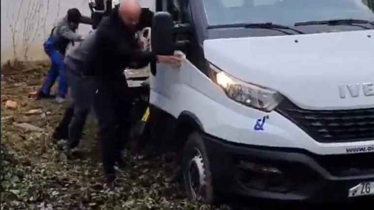 'Pustite one priče - nemojte dolaziti previše nas je; Previše je da, u centru Petrinje. Okolo nema nikoga...'