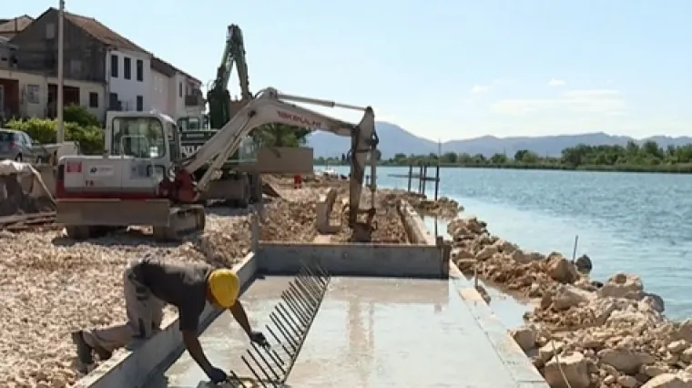 Gotovo svi s kućama u prvom redu do mora svojataju komad plaže, a imaju i novu taktiku