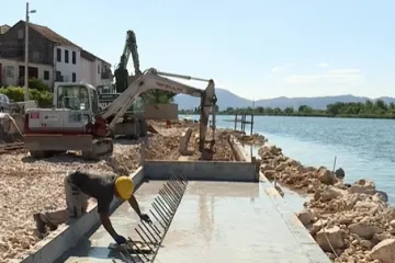 Gotovo svi s kućama u prvom redu do mora svojataju komad plaže, a imaju i novu taktiku