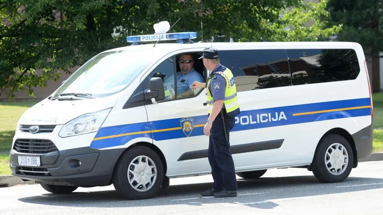 U sudaru dva automobila poginuo mladi vozač, drugi je u bolnici