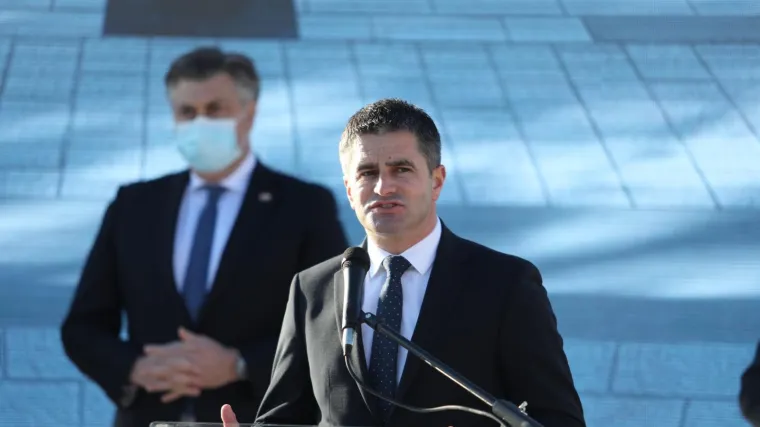 Prepuni su ridikula i mediokriteta i sve više podsjećaju na komunističku partiju s kraja 80-ih