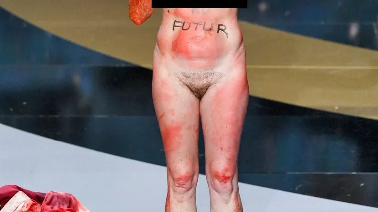 Glumica se na pozornici skinula do gola i uputila oštru poruku vladi