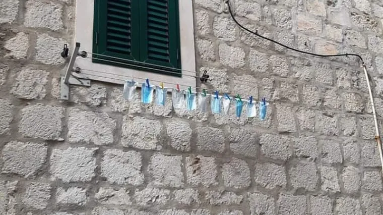 Ova fotka najbolje dočarava kako se ljudi ponašaju u koroni; 'Operi dok je bura'