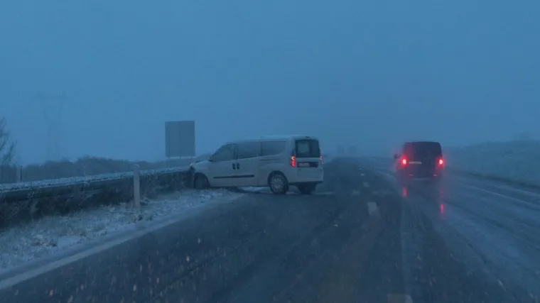 U Zagrebu cijelu noć bjesnila snježna oluja, a pada i dalje. Navečer će temperatura još pasti! HAK ima važnu poruku za vozače