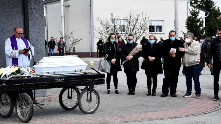 U rukama su nosili njenu sliku...