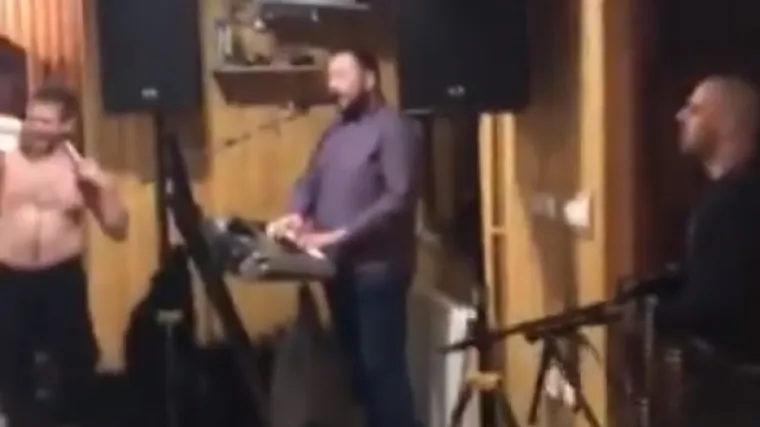 Došao je pomoću mitraljeza utišati glazbu, gle čuda, nitko nije imao repliku