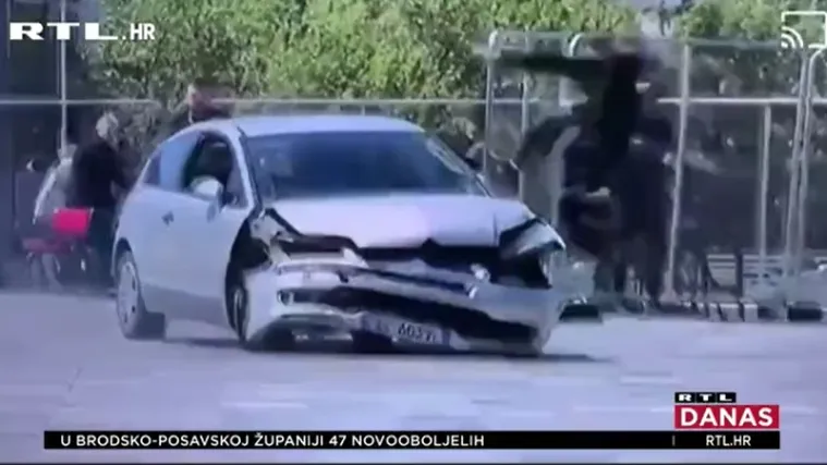 Autom krenuo među prolaznike, policajac nogama uskočio u vozilo