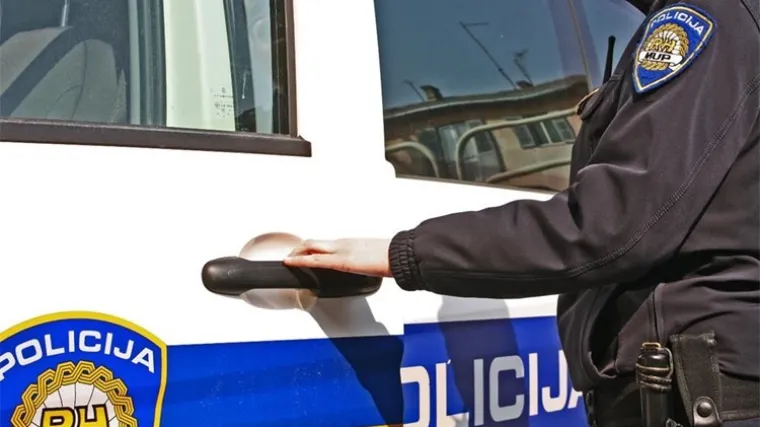 No, u jednom trenutku je odustao pa je pozvao hitnu