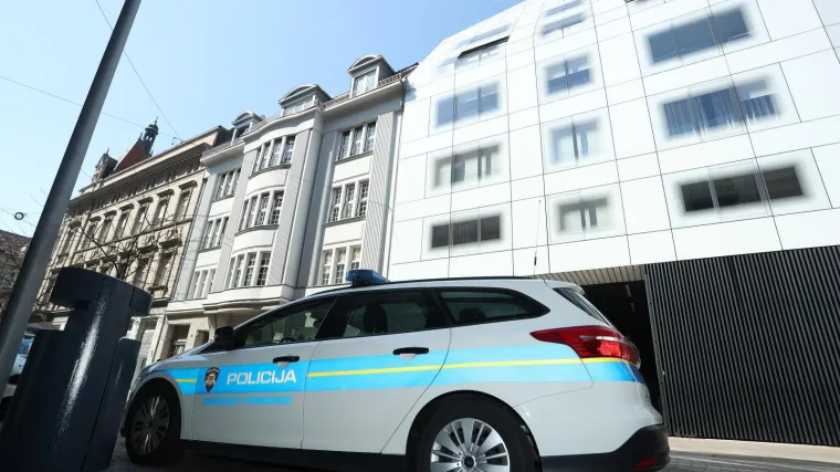 Članica stranke skidala plakate, napao ju suparnik: 'Ja im činim uslugu, brinem za njihovu lovu...'