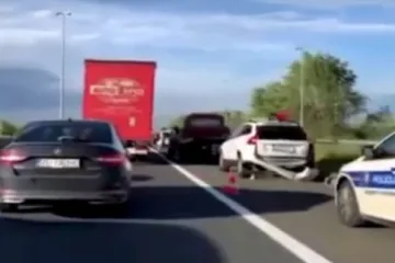 Ima ozlijeđenih i vozi se u kilometarskim kolonama uz ograničenje brzine