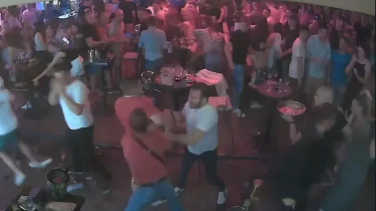 VIDEO Kaos u centru Zagreba! Letjeli su stolovi, čaše, upotrjebljen je i suzavac. Ljudi su vrišteći bježali iz kafića!