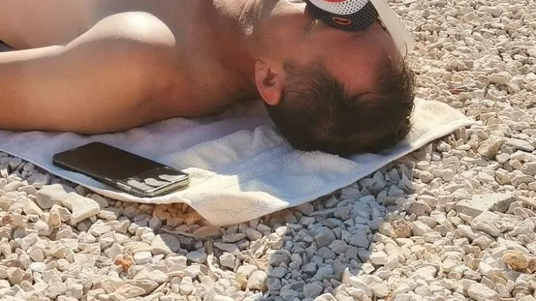 Kupač s dalmatinske plaže pokazao dosad neviđenu metodu zaštite od sunca: 'Narkoza'