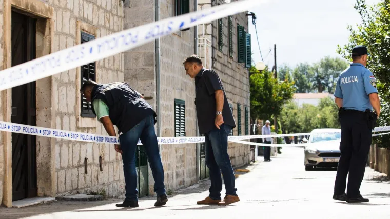 Boljat je bespomoćno ležao licem okrenutim prema tlu, a Šoljić je u njega ispalio dva hica koja su mu prošla kroz srce i pluća