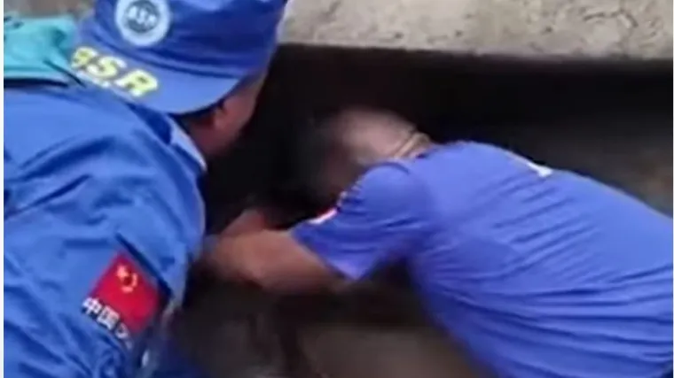 Snimka spašavanja tromjesečne bebe u Kini nakon 24 sata pod ruševinama postala viralna - majka je dala život za nju