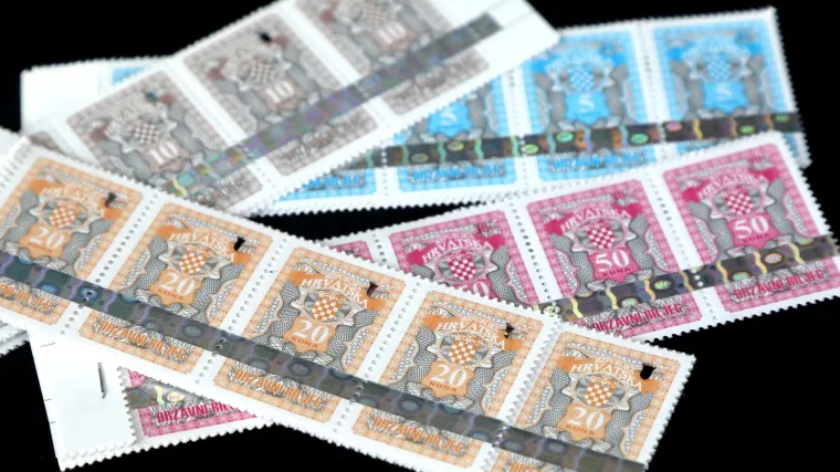 Zbogom 'dragi' biljezi! Direkt doznaje: Simbol Hrvatske šaptom pao. Ni za vozačku, prometnu ili putovnicu više ne treba biljeg. Državi 80 milijuna kuna manje