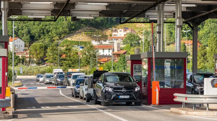 Prijetio smrću, zaključao se u auto, pokušao probiti granicu... Policajci razbili staklo i nasilno izvukli divljaka