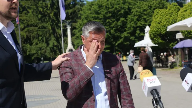 Sjećate se kako je Kovač pred kamerama plakao zbog prijetnji smrću? Izgleda da je sve fingirao, a pomogao mu je policajac