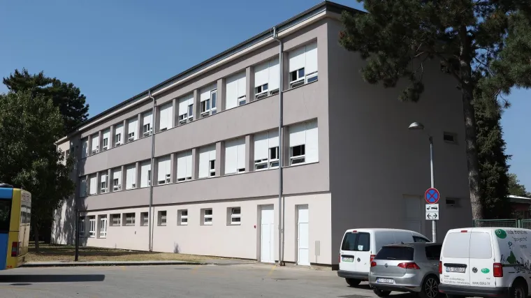 Policija za RTL.hr o incidentu u školi: Pijan došao na roditeljski sastanak, vikao, mahao nožem i zabio ga u stol