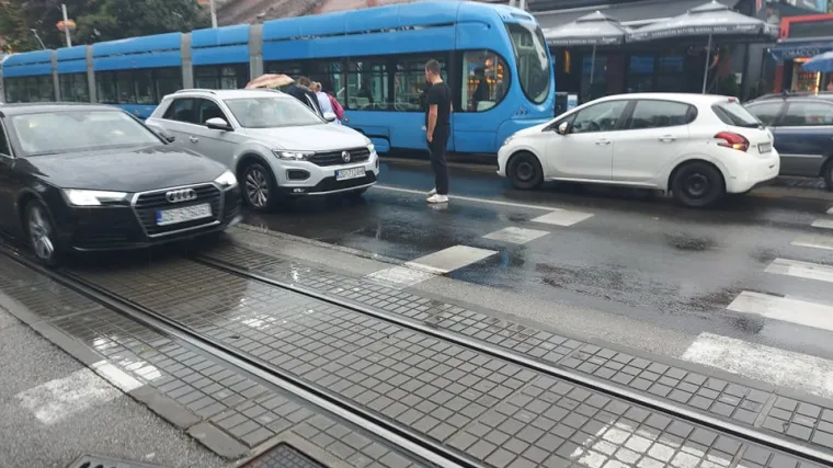 Nesreća u Savskoj u Zagrebu! Tramvaj naletio na mlađu žensku osobu. Promet preusmjeren