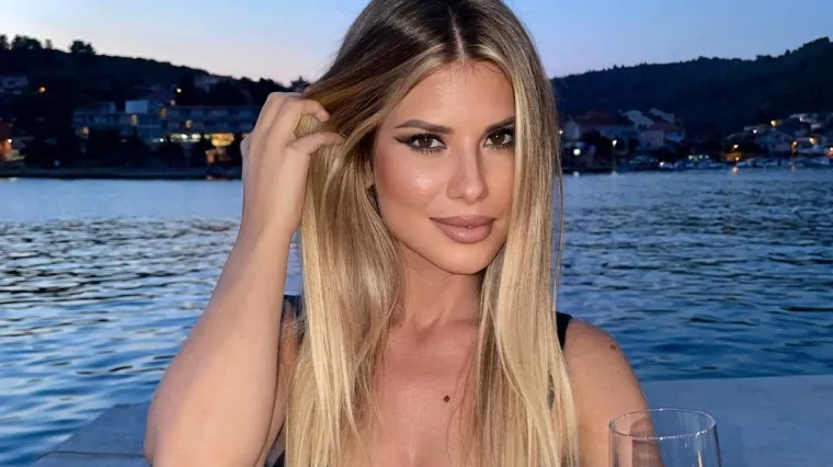 Minijaturni bikini i čizme do koljena: Ecija Ivušić pokazala kako se odijeva za prijelazno vrijeme