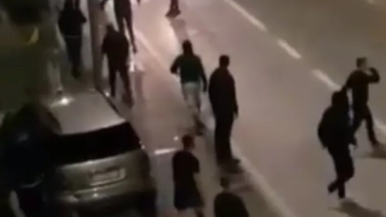 VIDEO Pogledajte masovnu tučnjavu u Kninu! Letjele boce, mlatili se čime su stigli. Došla i policija sa psom