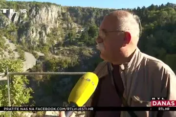 Nema straha od pada: Preći Modro jezero u Imotskom preko 2 centimetra &scaron;irokog konopca? Plan je to 7-orice avanturista