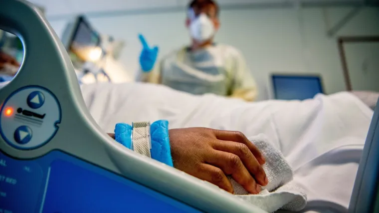 Heroja kirurga ubio covid iako je bio potpuno cijepljen; Slomljena supruga: 'Bila sam uvjerena da će ga ljubav izvući'