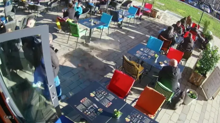 VIDEO Pala ploča sa zgrade. Umalo stradali ljudi: 'Ovo nije prvi put. Ondje mi dijete ide u vrtić. Treba li se dogoditi tragedija?'
