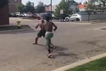 Ulični nasilnik poput samoubojice sumanuto se zaletavao na mladića koji trenira MMA: 'Maknite ga od mene, maknite ga'