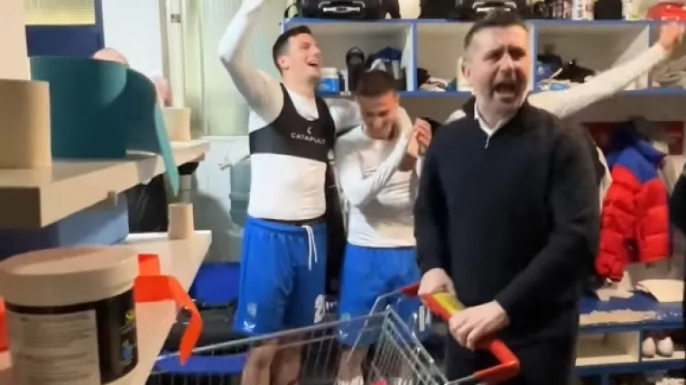 Nenad Bjelica s kolicima iz trgovine, maskotom, igračima i suradnicima u transu nakon rođendanskog nokauta nad Dinamom