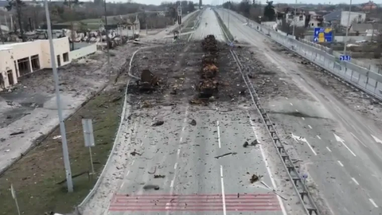VIDEO Prizori uništenja: Dron snimio razoreni konvoj ruskih tenkova duž ukrajinske autoceste