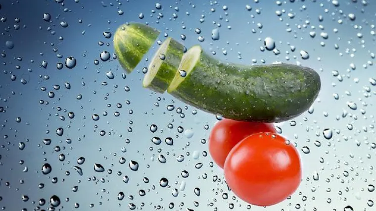 Osvježavajuća salata od rajčice i krastavaca savršeni prilog uz glavno jelo