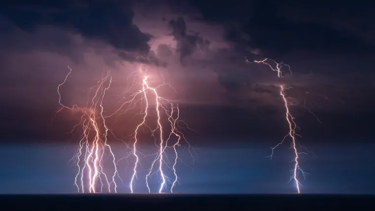Upaljen žuti meteoalarm. Mogući pljuskovi s grmljavinom, ali i tuča. Ponegdje pojačana bura