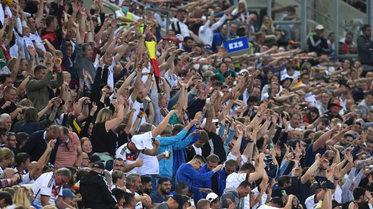 ’15 tisuća mrtvih za sjajnu predstavu': Njemački navijači udarili na FIFA-u tijekom dvoboja s Italijom