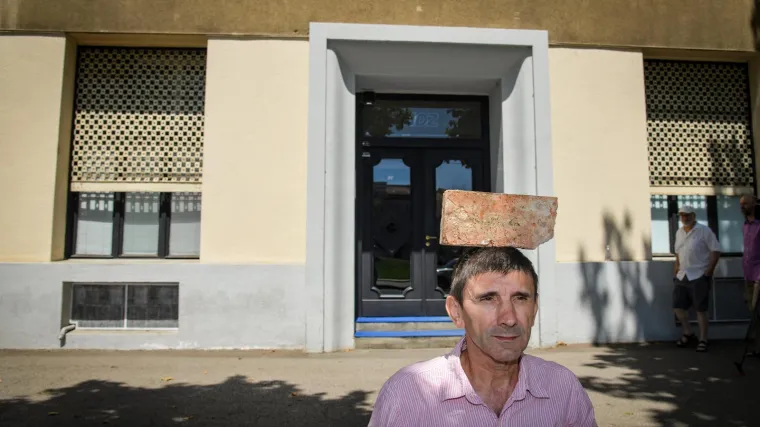 Na performansu umjetnika pred HDZ-om nitko s Banije nije se pojavio: 'Moguće je da su se ljudi prepustili očaju...'